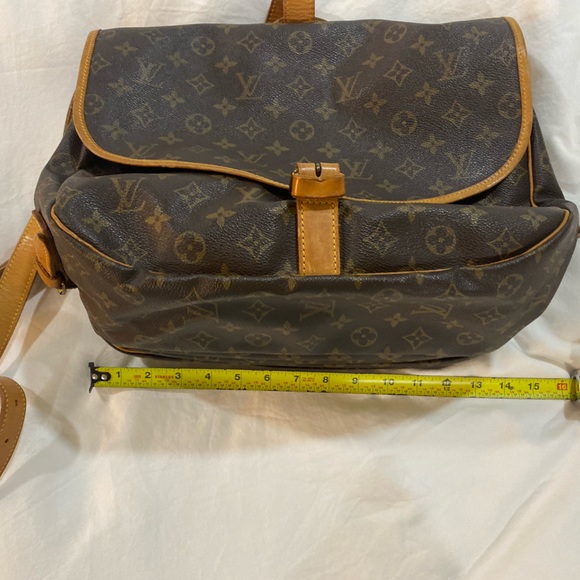 Louis Vuitton Saumer 35 Crossbody - Picture 13 of 17